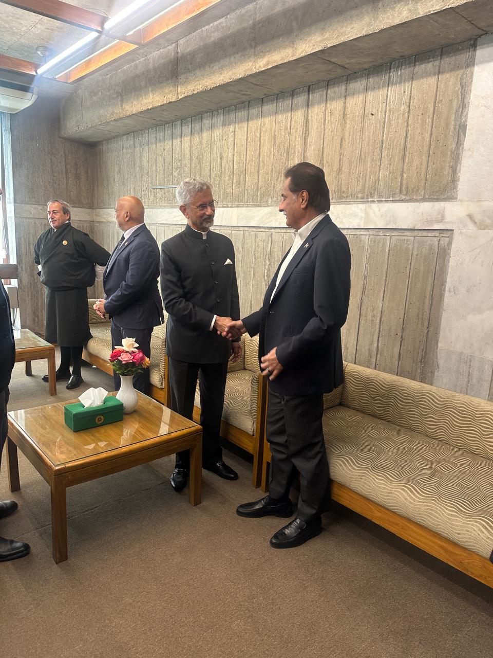 Sadiq, Jaishankar exchange handshake at Dhaka condolence ceremony