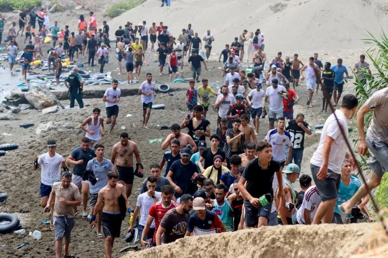 Fake News Sparks Border Rush as Tens of Thousands Head for Europe (Image 1)