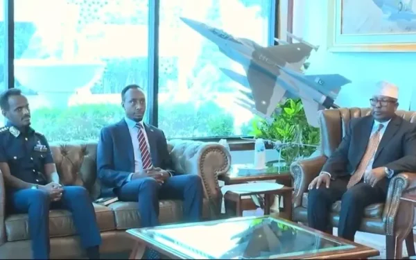 Somali Defence Minister Meets Naval and Air Chiefs to Strengthen Defence Cooperation (Image 1)