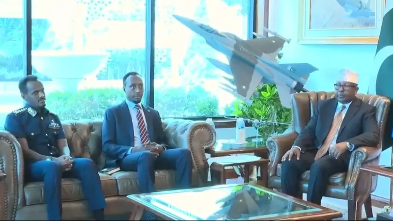 Somali Defence Minister Meets Naval and Air Chiefs to Strengthen Defence Cooperation (Image 1)