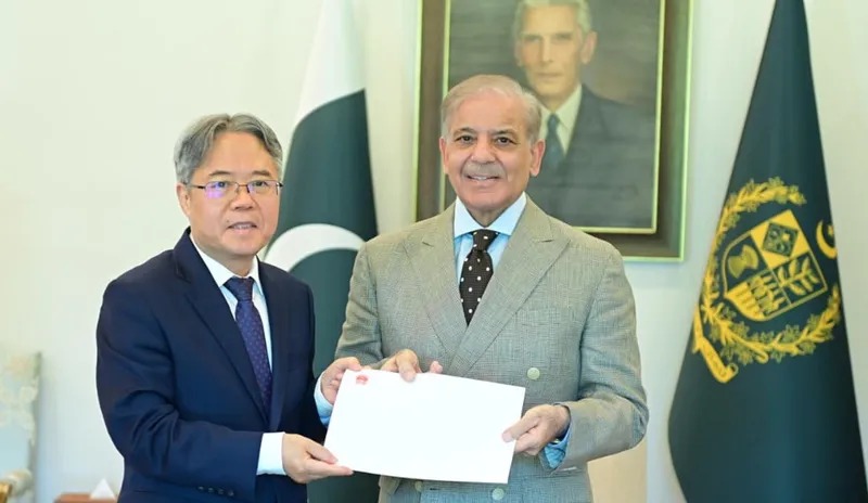 Chinese Ambassador Calls on PM Shehbaz Sharif, Delivers President Xi's Letter (Image 1)