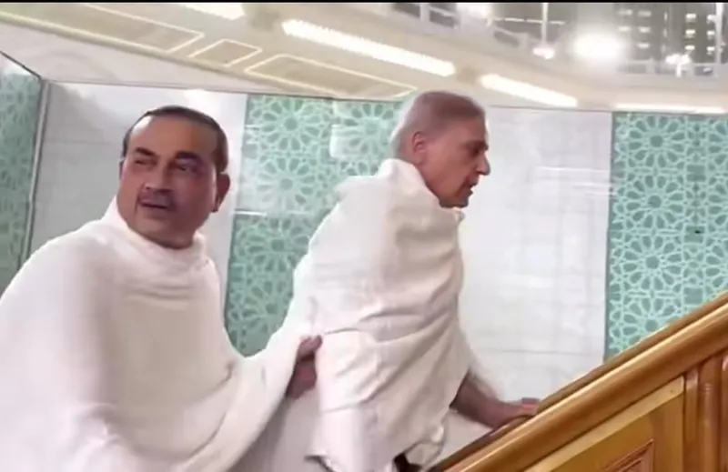 Prime Minister Shehbaz Sharif, Field Marshal Asim Munir Perform Umrah, Receive Special Access to Holy Kaaba (Image 2)