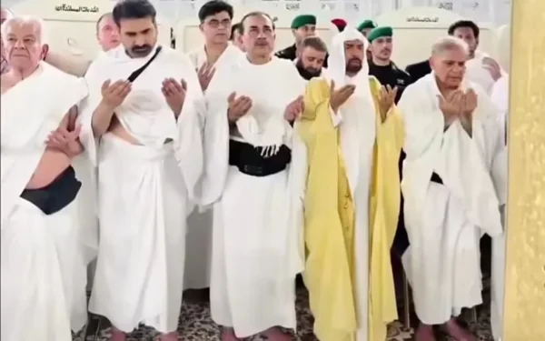 Prime Minister Shehbaz Sharif, Field Marshal Asim Munir Perform Umrah, Receive Special Access to Holy Kaaba (Image 1)