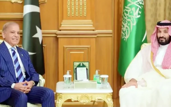 Prime Minister Shehbaz Sharif Meets Saudi Crown Prince Mohammed bin Salman in Makkah