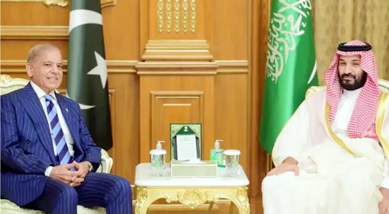 Prime Minister Shehbaz Sharif Meets Saudi Crown Prince Mohammed bin Salman in Makkah