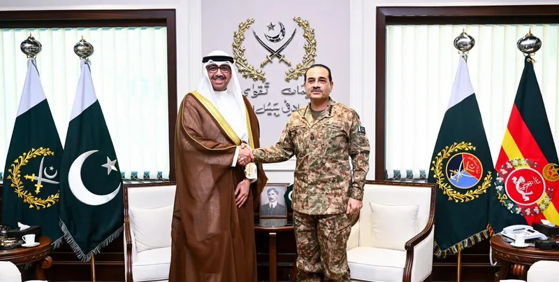 Kuwaiti Defence Minister Leads High-Level Delegation to GHQ, Meets Field Marshal Asim Munir