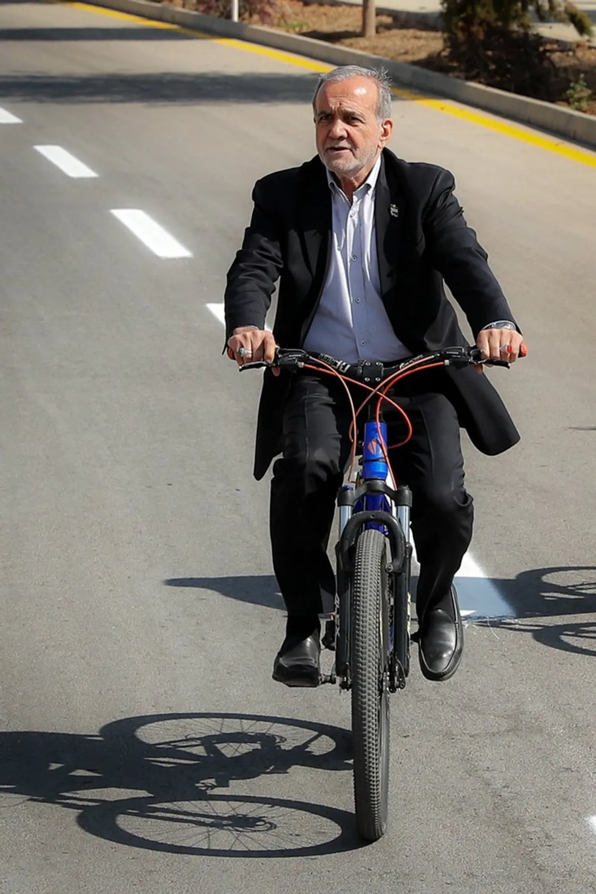 Iranian President Orders Weekly ‘Car-Free Day’ in Government Institutions After Fuel Price Hike (Image 2)