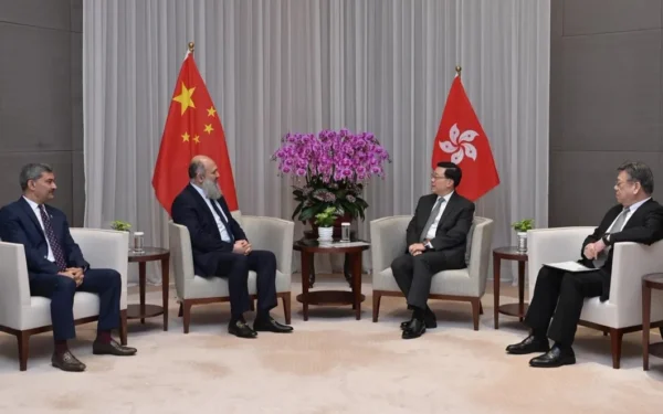 Commerce Minister, Hong Kong Chief Executive Reaffirm Stronger Trade, Economic Cooperation (Image 1)