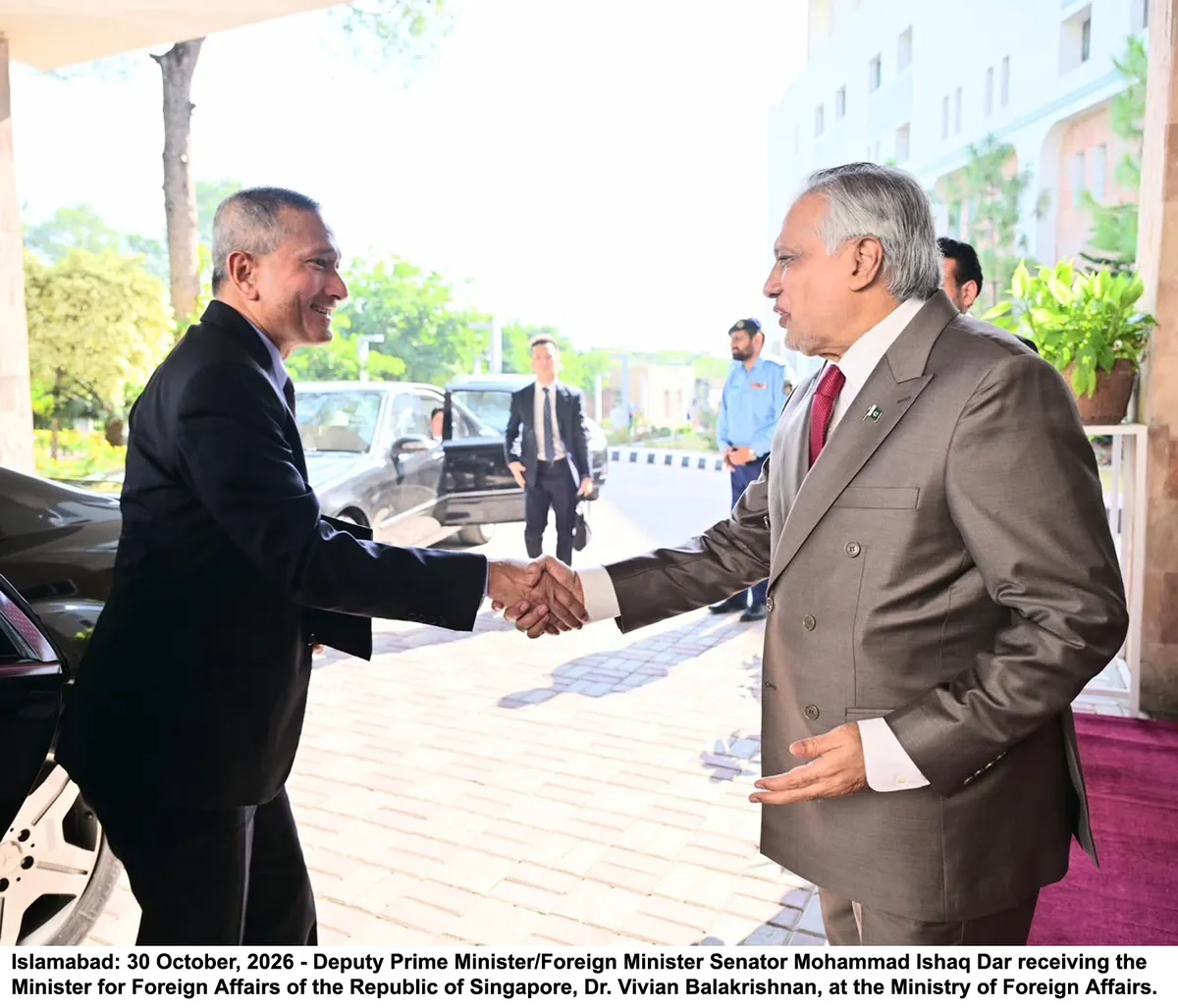 Deputy Prime Minister Mohammad Ishaq Dar and Singapore Foreign Minister Vivian Balakrishnan meeting in Islamabad. (Image 2)